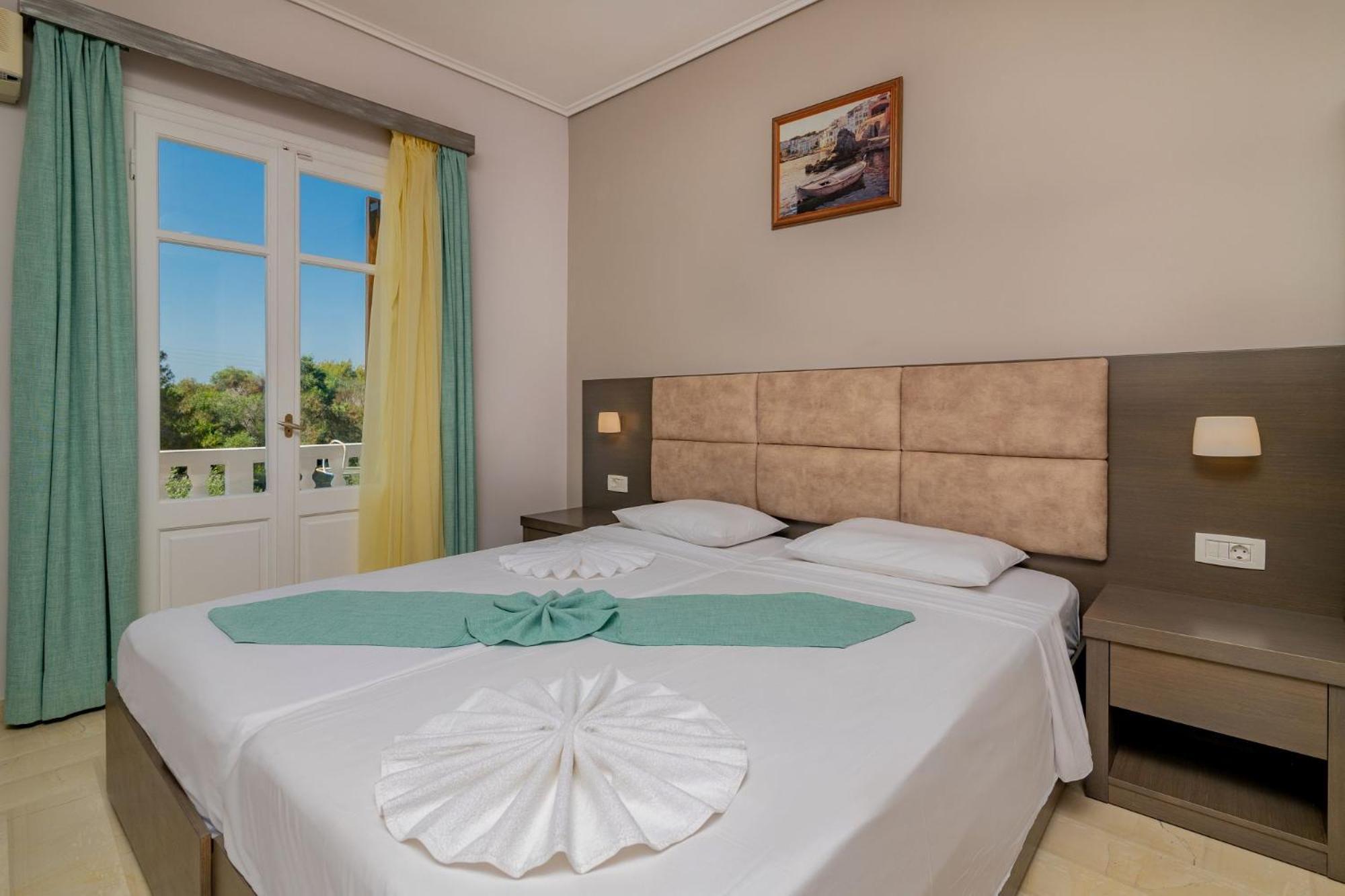 Vasilikí Plaka Beach Resort מראה חיצוני תמונה